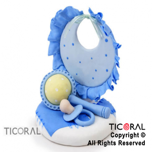 ADORNO MAQUETA BABERO CON SONAJERO CELESTE A. PORCELANA FRIA x 1